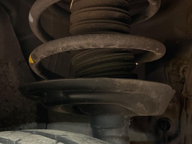 お車を安心してお乗りいただく為には、足回りの定期点検が欠かせません。サービスサポート（有償保証）では無料点検もご提供しており、安心のカーライフをお過ごしいただけるサポート体制が整っています。