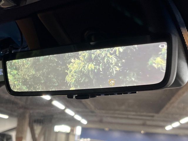 【デジタルインナーミラー】後席の大きな荷物や同乗者で後方が確認しづらい時でも安心！カメラが撮影した車両後方の映像をルームミラー内に表示。クリアな視界で状況の確認が可能です！