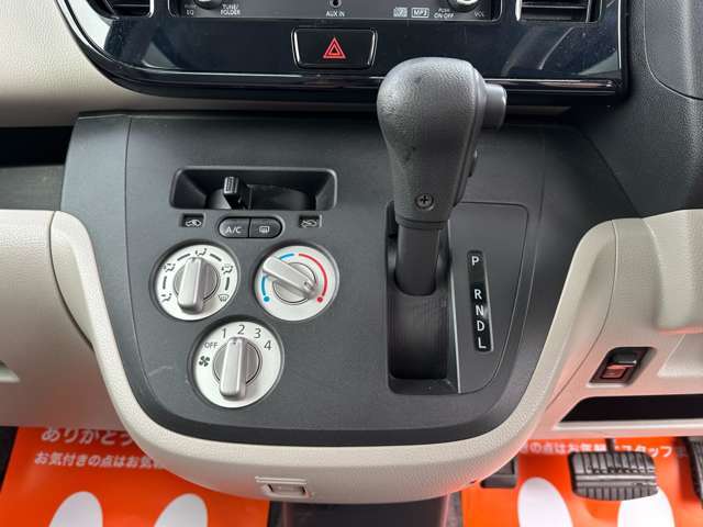 操作のしやすいダイヤル式マニュアルエアコンとインパネオートマです。どちらも操作がしやすい位置にあります。