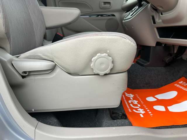 背が低い方や女性でもシートの調整が出来るシートリフター