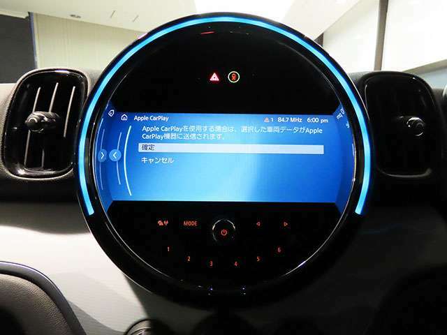 アップルカープレイ対応モニターが採用されております。お手持ちのアイフォンとブルートゥースペアリングを行っていただけましたらマップ等が表示され、ナビゲーションと異なり地図更新もなく、非常に重宝致します。