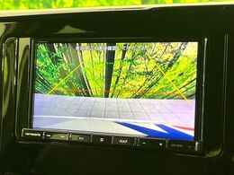 【バックカメラ】駐車時に後方がリアルタイム映像で確認できます。大型商業施設や立体駐車場での駐車時や、夜間のバック時に大活躍！運転スキルに関わらず、今や必須となった装備のひとつです！