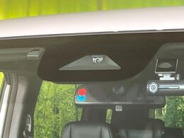 【ホンダセンシング】走行中に前方の車両等を認識し、衝突しそうな時は警報とブレーキで衝突回避と被害軽減をアシスト。より安全にドライブをお楽しみいただけます。