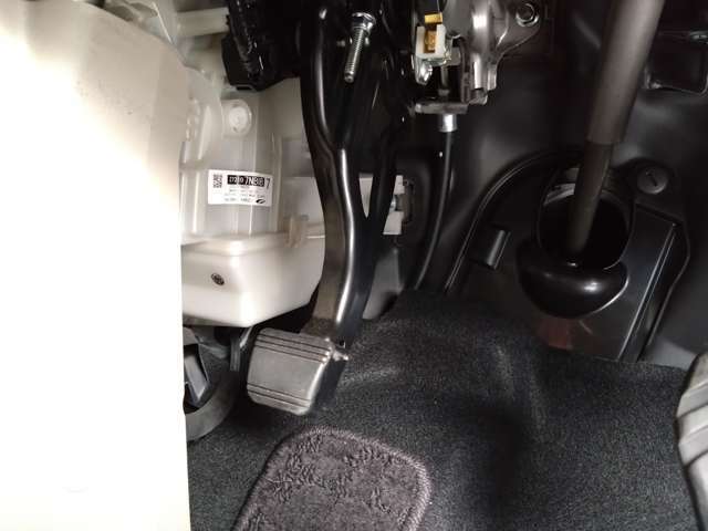 足踏み式パーキングブレーキは、操作が容易なだけでなく、助手席からのサイドウォークスルー性も向上させています。