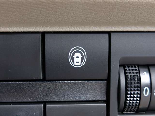 意図せず走行車線を逸脱しそうな場合、警報で知らせるとともに、車線逸脱防止支援システムが車線内に戻す方向に力を短時間発生させ、ドライバーがクルマを車線内に戻す操作を支援します。