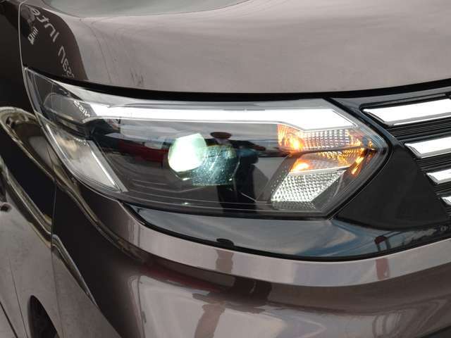 LEDヘッドライトは省電力ですが、純白光で驚くほど明るく夜道を照らしてくれます。対向車や周囲の状況を判断してハイビーム/ロービームを自動で切り替えるハイビームアシストを装備。
