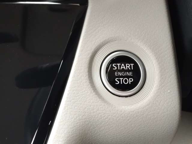 インテリジェントキーのプッシュスタートスイッチです。エンジンの始動はブレーキペダルを踏みながらこのスイッチを押すだけで始動できます