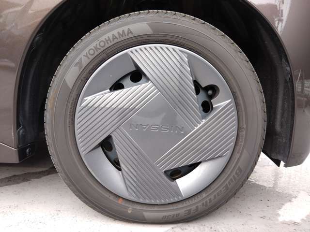 14インチタイヤと純正ホイールカバー。高い走破性と低燃費を兼ね備えたエコタイヤを採用しています。