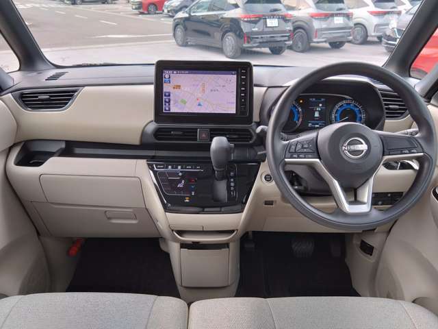 出っ張りの少ないインパネを採用することで足元スペースを拡大、サイドスルーや後席移動が容易です。もちろんクリーニング済みで、室内もキレイです。