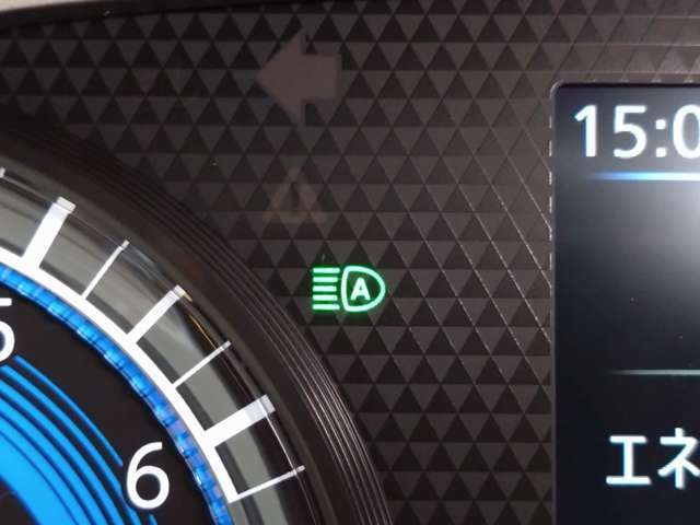 対向車や周囲の状況を判断してハイビーム/ロービームを自動で切り替えます。積極的にハイビームを使い、夜間でも安心して走行できます。