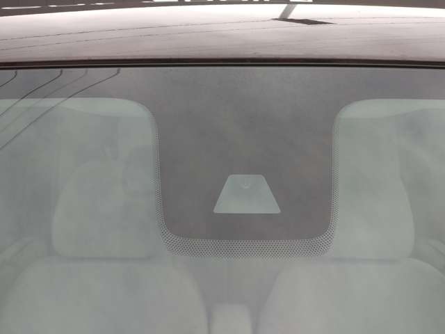 ミリ波レーダーとフロントカメラでクルマや人を見つけて衝突被害を軽減するエマージェンシーブレーキ搭載。クルマが安全運転のお手伝いをしてくれます。