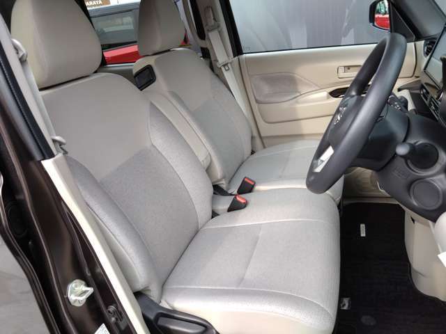 快適に運転できるドライブポジション！40mmも調整できる運転席シートリフターとシートスライドで、女性でも無理のない運転姿勢がとれます