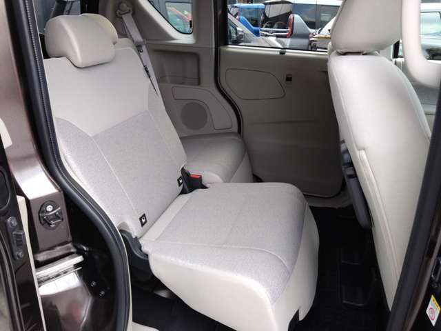 リヤシートは左右独立でスライド・リクライニングします。足元空間も広くリラックスしてドライブが楽しめます。