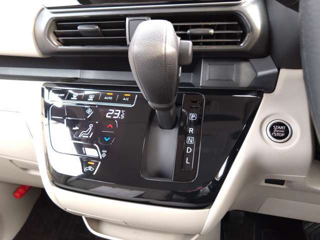 ダッシュにシフトレバーが配置され足元が広く、サイドスルーもしやすい設計です。