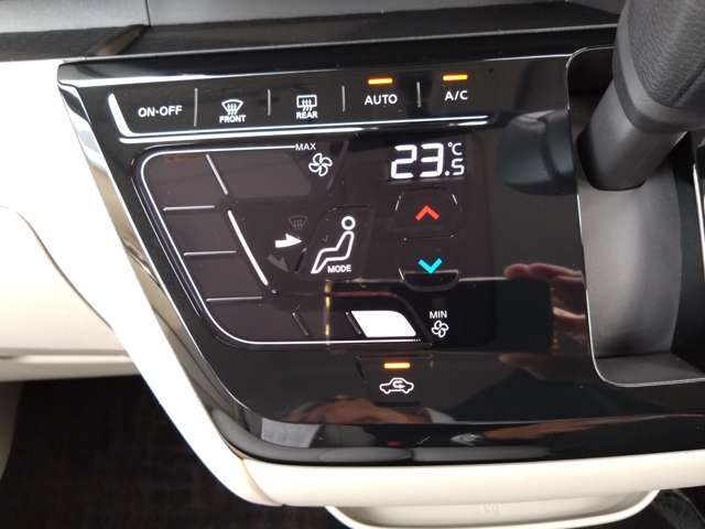 タッチパネル式のオートエアコン採用。凹凸のない滑らかな表面で操作感を高めています。