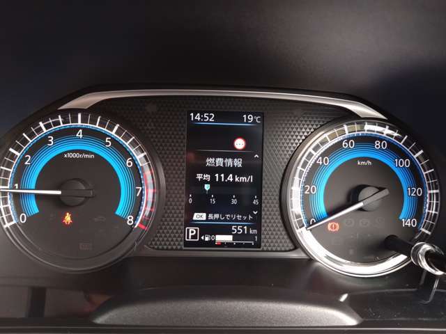 昼夜を問わず視認性に優れたファインビジョンメーター採用、各種の車両情報や航続可能距離・燃費情報なども表示する4.2インチ液晶ドライブアシストディスプレイ搭載です。