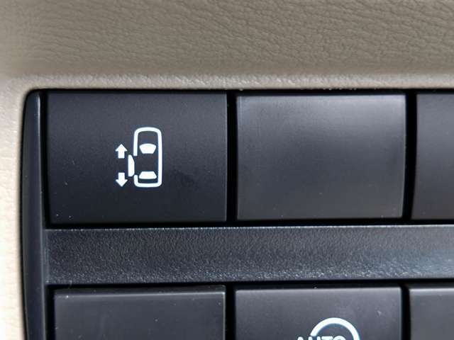オートスライドドアは、運転席前にあるスイッチの操作でもオート開閉ができ、とても便利です。