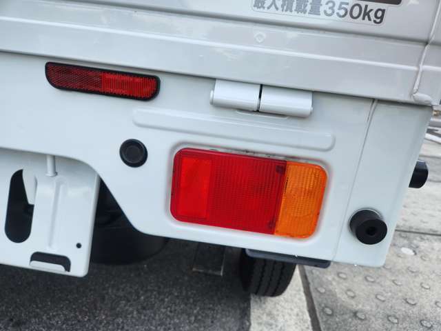 後ろに障害物センサーが付いております。