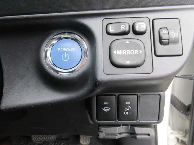 電動格納ミラースイッチやエンジンスタートボタンが操作のしやすい位置にあります。