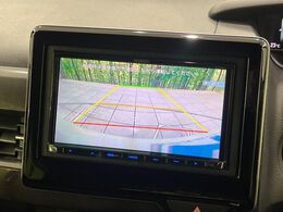 【バックカメラ】駐車時に後方がリアルタイム映像で確認できます。大型商業施設や立体駐車場での駐車時や、夜間のバック時に大活躍！運転スキルに関わらず、今や必須となった装備のひとつです！