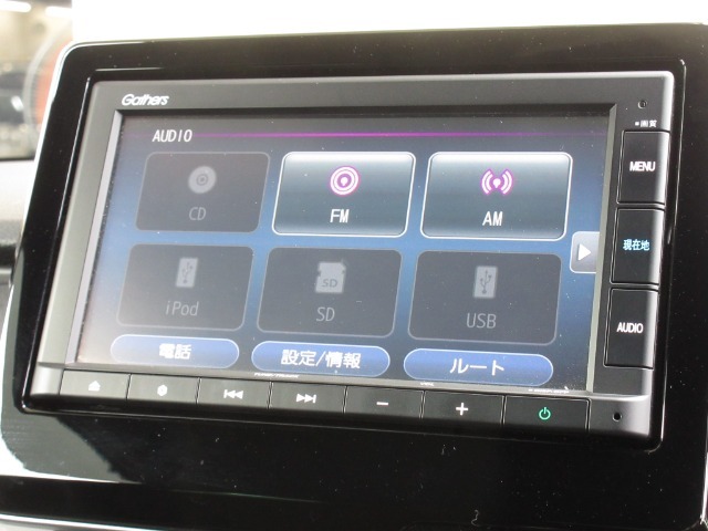 ナビゲーションはギャザズメモリーナビ（VXM-215Ci）を装着しております。AM、FM、CD、Bluetoothがご使用いただけます。