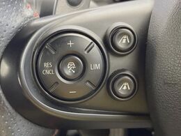 ●レーダークルーズコントロール：前の車との車間距離を一定にとりつつ、一定速度で自動走行してくれる次世代のクルーズコントロール！主に高速道路や自動車専用道路で使用する便利な機能です！