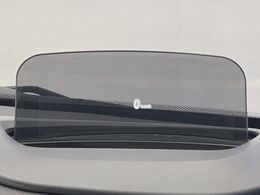 ●ヘッドアップディスプレイ：現在の速度や走行情報をデジタル表示で運転席前方のガラスに投影！運転中、視線をずらさず必要な情報を確認できるのでとっても便利で安心！