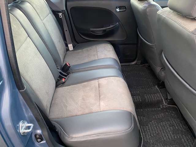 後部座席は今どきの軽自動車と比較すると少し狭いです。
