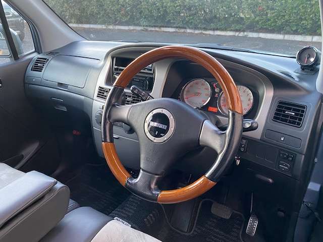 まさかのウッド調コンビモモステアリングの付いた運転席まわり！