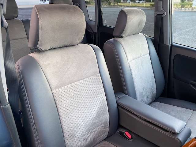社外のグレーコンビ革調シートカバーが装着されていて、高級感がございます。