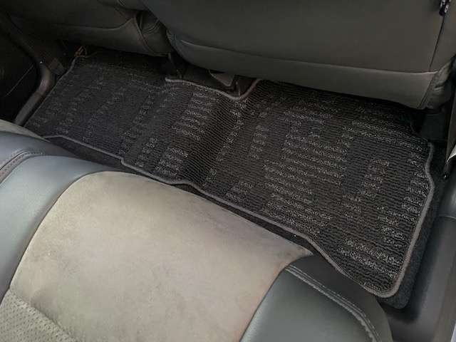 後部座席のフロアマットもキレイ！