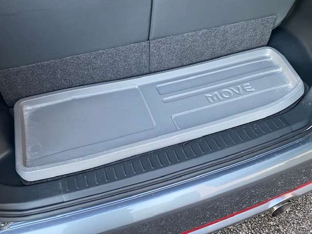 純正オプションのラゲッジトレイ付き！