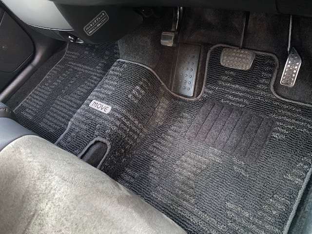 運転席と助手席のフロアマットはキレイ！