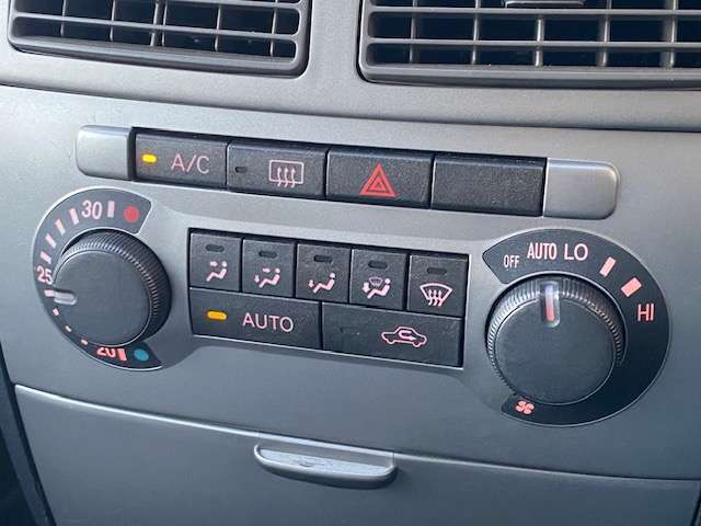 エアコンはオートタイプとなります。