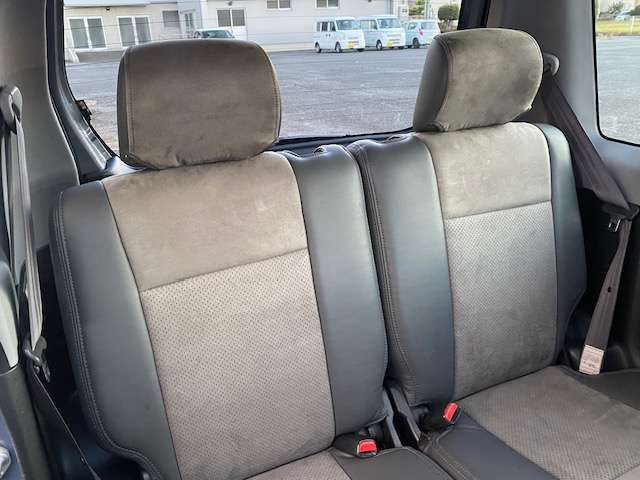 社外のグレーコンビ革調シートカバーが装着されていて、高級感がございます。