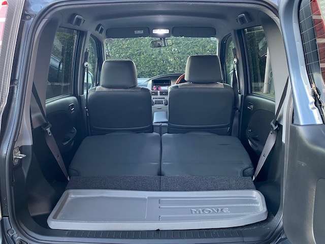 背もたれを倒すと、奥行きのある広さがございます。