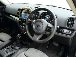 ドライバーのニーズを優先して設計されたコクピットです。機能性だけではなく快適性も追求されております。