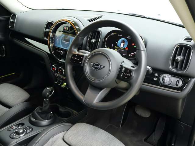 ドライバーのニーズを優先して設計されたコクピットです。機能性だけではなく快適性も追求されております。