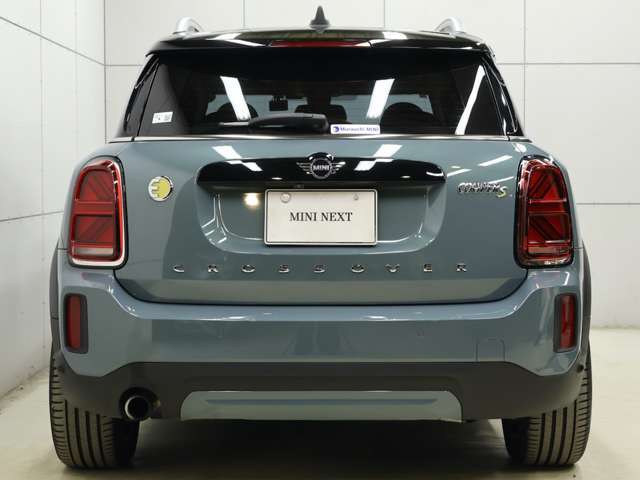 電動トランクゲートは開閉は勿論、バンパー下に足をかざしての開閉も可能です。両手がふさがってても問題ございません。