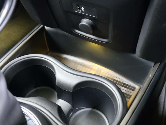 ドリンクホルダー、小物入れ、アンビエントライトが光ります。