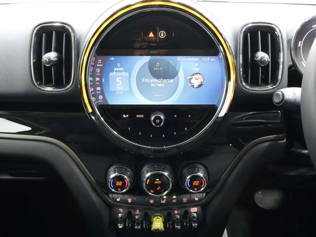 センターコンソールはドライバー優先設計なので、少し運転席側に傾いています。