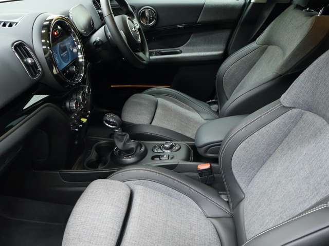 人間工学に基づいて設計されたこちらのシートはダイナミックなドライビングにおいて的確なサポートを行なうと同時にロングドライブの際の快適性を一段と高めてもいます。