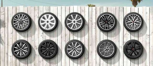 輸入車のブレーキは良く効きますが、ホイールが非常に汚れやすいです。そんな時にホイールコーティングを施工することで、頑固な汚れを付きにくく、落としやすくします。