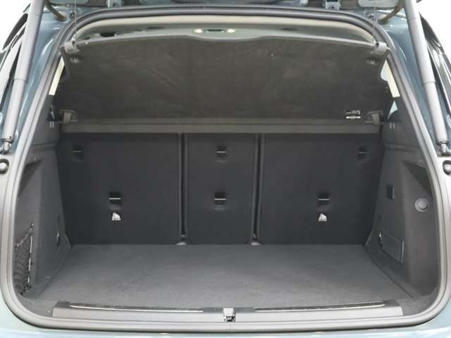 全面をファブリック処理したトランクルームはリアシートを倒す事でラゲージスペースの拡大が可能です。