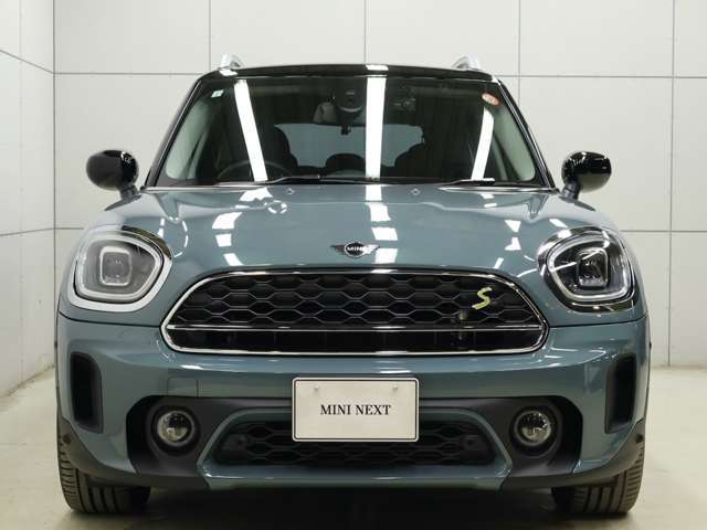 楕円ではなく角ばったデザインのヘッドライトがクロスオーバーと分かるようになっております。