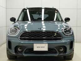 楕円ではなく角ばったデザインのヘッドライトがクロスオーバーと分かるようになっております。