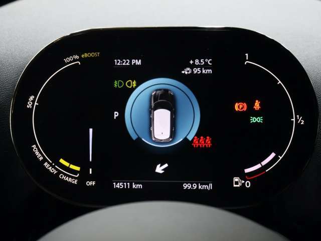 視認性の良いTFT液晶メーター、太陽光も反射しにくく、運転中もパッと見れるよう速読性の高いメーターです。