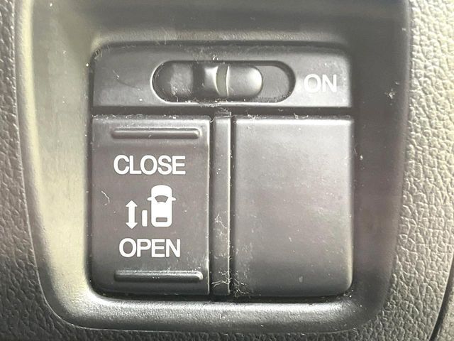 【パワースライドドア】スマートキーや運転席のスイッチでスライドドアの開閉が可能♪電動だから力を入れてドアを開ける必要が無く、小さいお子様でも、重い荷物を持っている時もラクに開け閉めできます♪