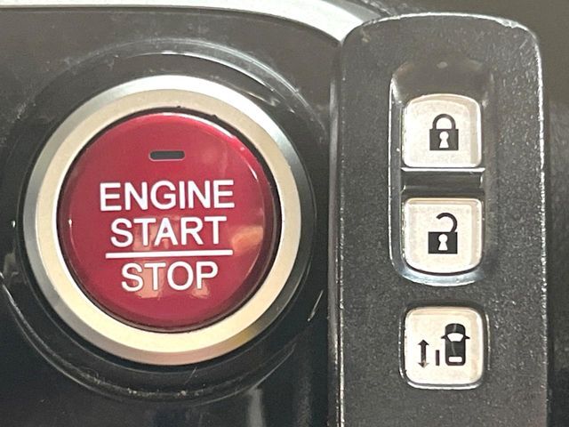 【Hondaスマートキー】カバンやポケットに入れたままでもドアの施錠・解錠が可能なスマートキーを装備。エンジンのオン・オフ時もカギを取り出す必要が無いからとっても便利です♪