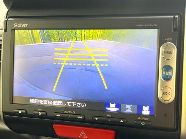 【バックカメラ】駐車時に後方がリアルタイム映像で確認できます。大型商業施設や立体駐車場での駐車時や、夜間のバック時に大活躍！運転スキルに関わらず、今や必須となった装備のひとつです！